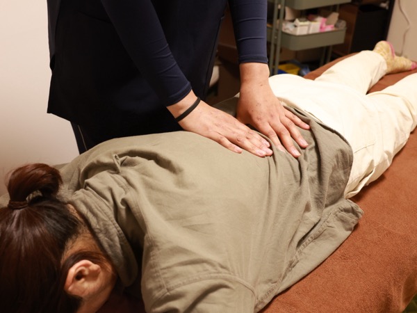 背中のマッサージ